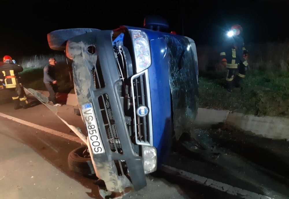 Accident la Solești: o autoutilitară s-a răsturnat pe șosea - FOTO