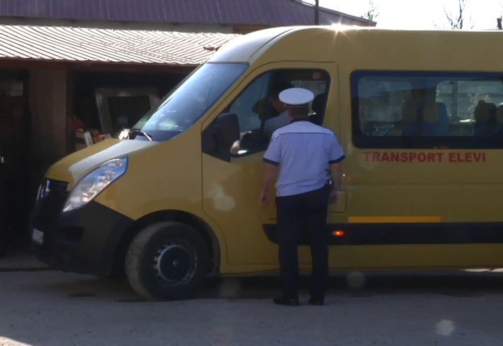 Șoferul unui microbuz plin cu elevi, prins băut la volan