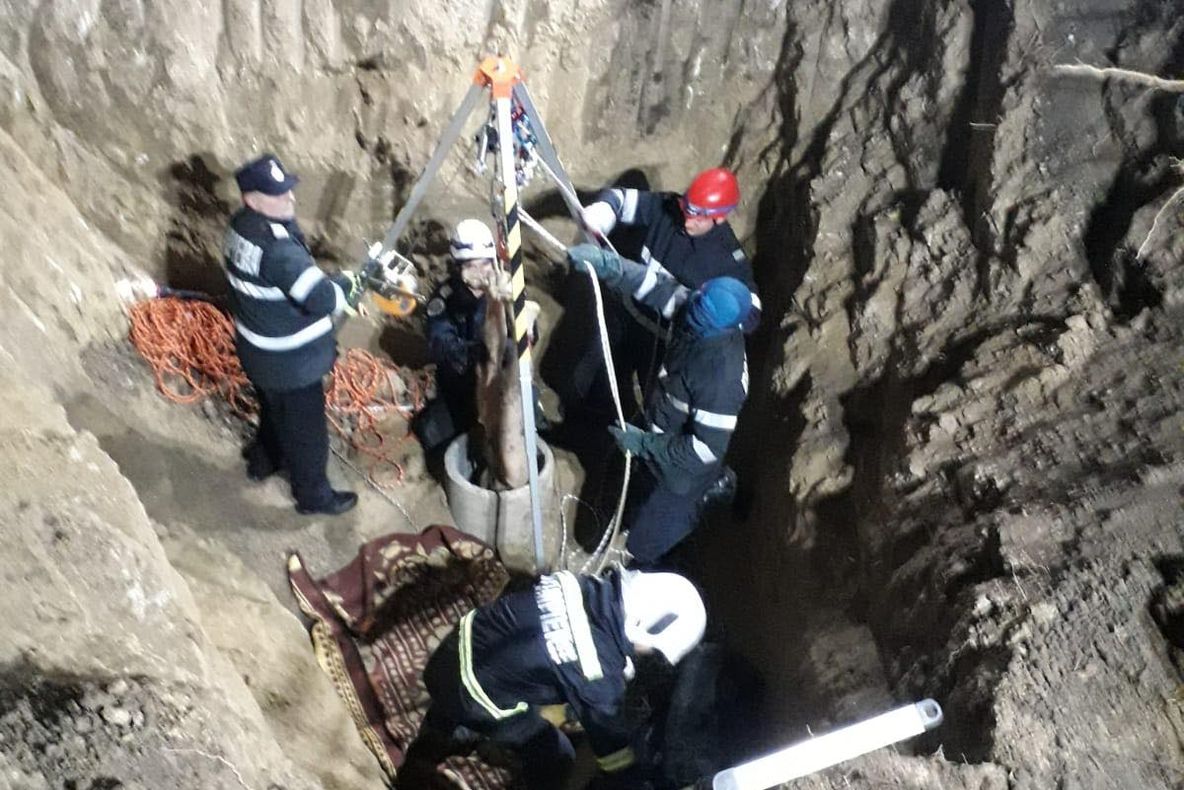 Misiune dificilă a pompierilor! Bărbat scos dintr-o fântână, după aproape zece ore!