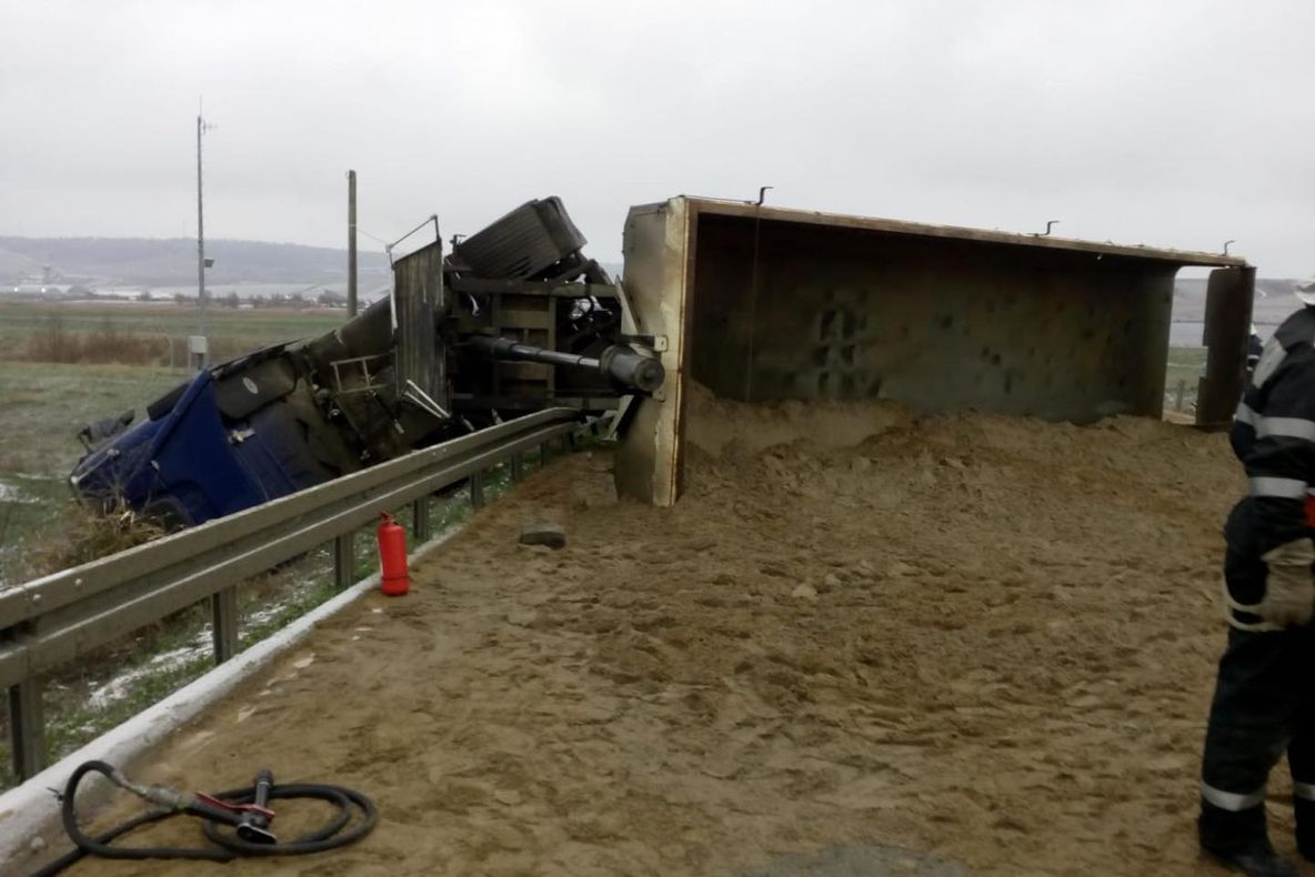 Un camion plin cu nisip s-a răsturnat pe DE 581, blocând circulația