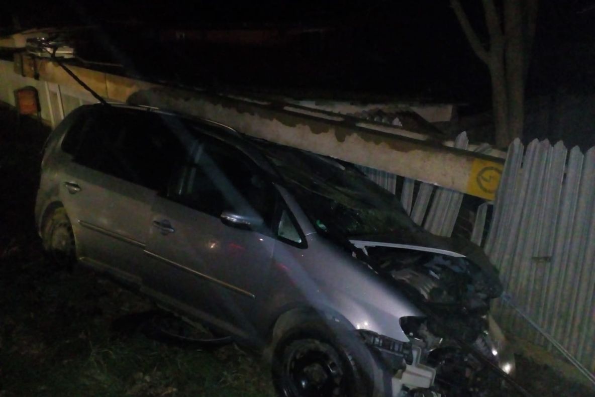 Docăneasa: un șofer a pierdut controlul volanului și s-a izbit de un stâlp