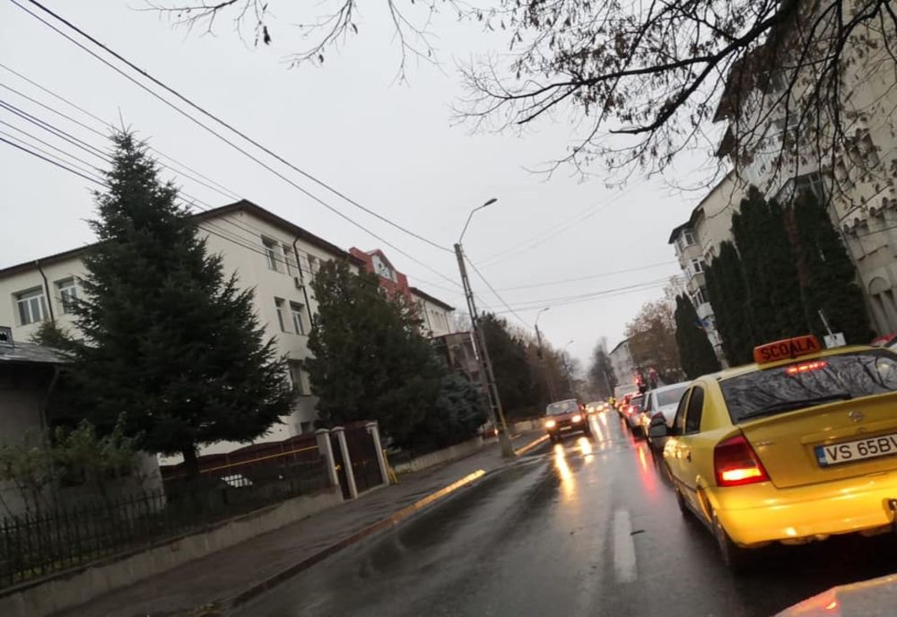 Semafoarele din intersecția de la Liceul ”Mihail Kogălniceanu” formează blocaje de coșmar în trafic