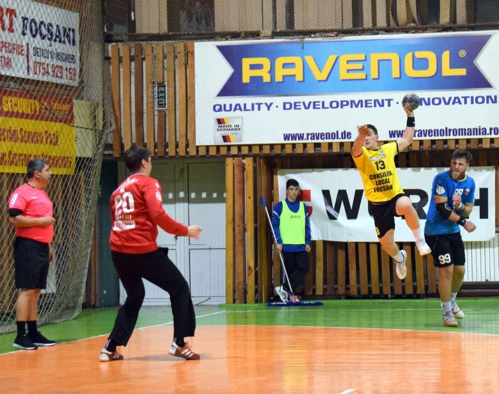 CSM Vaslui a fost eliminată din Cupa României, după ce a pierdut meciul cu CSM Focșani, scor 27-35 (14-17)