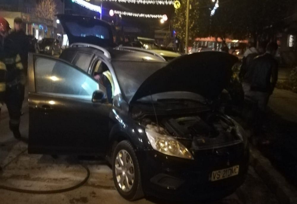 Două mașini au luat foc, în cursul zilei de ieri, pe străzile din Bârlad