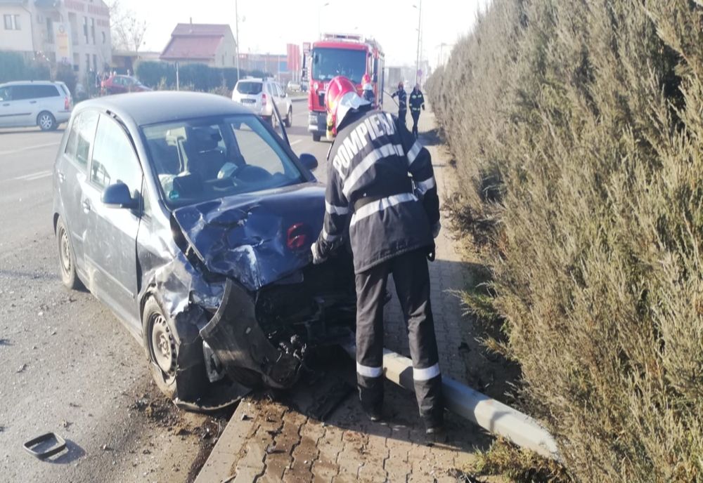 Vaslui: două mașini implicate într-un accident rutier după o neacordare de prioritate