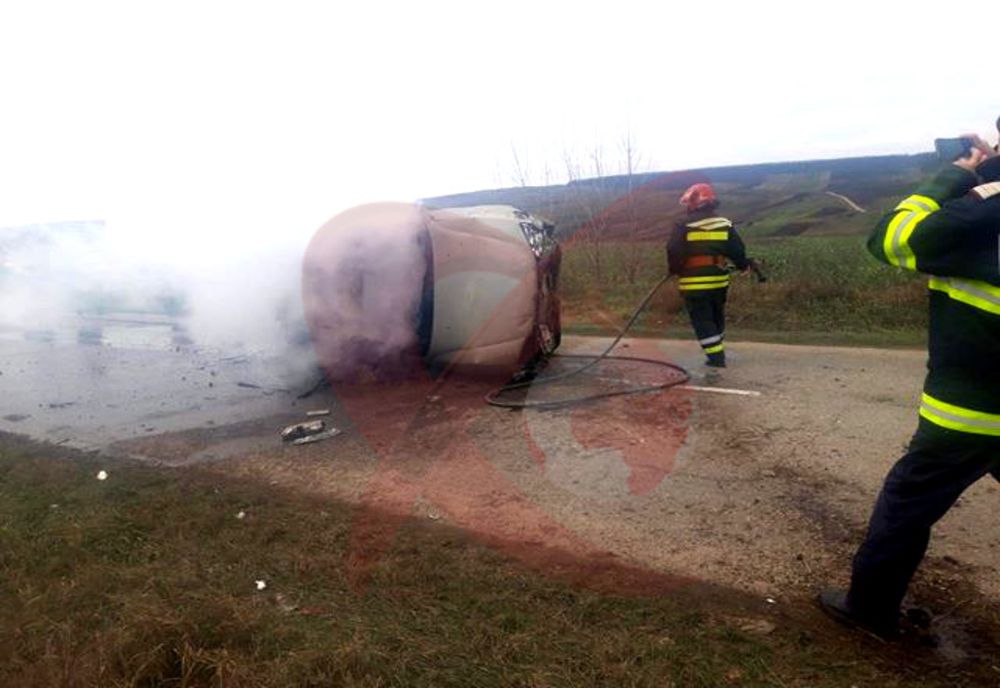 Autoturism cuprins de flăcări după ce s-a răsturnat pe șosea în comuna Pogana - FOTO