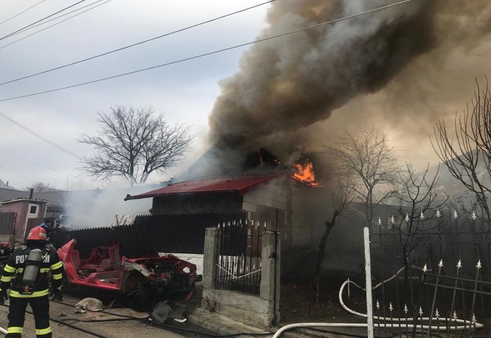 Doi bărbați au ajuns la spital cu arsuri după izbucnirea unui incendiu la un atelier auto. FOTO