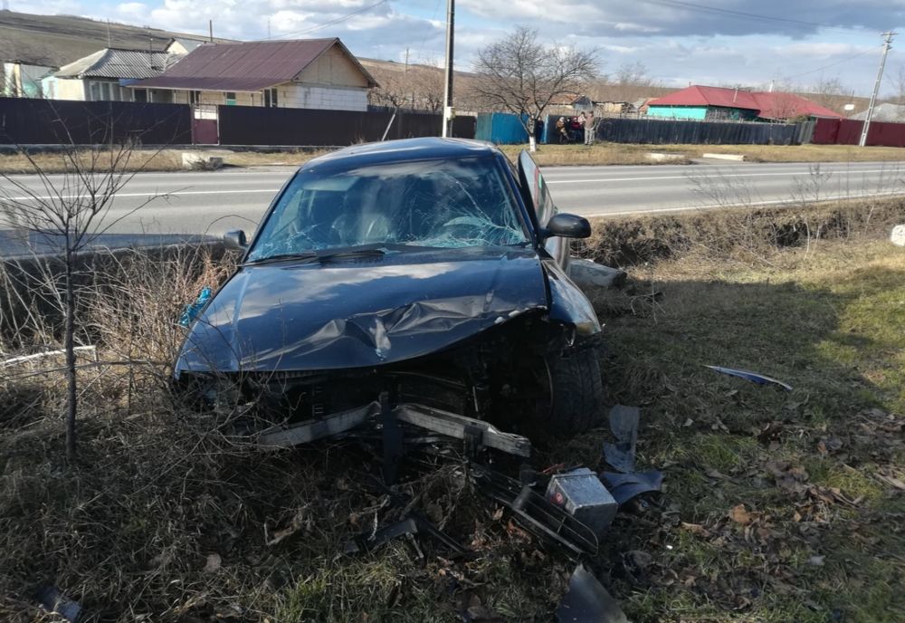 Sârbi: Un șofer a evitat un câine și s-a izbit de un cap de pod - FOTO