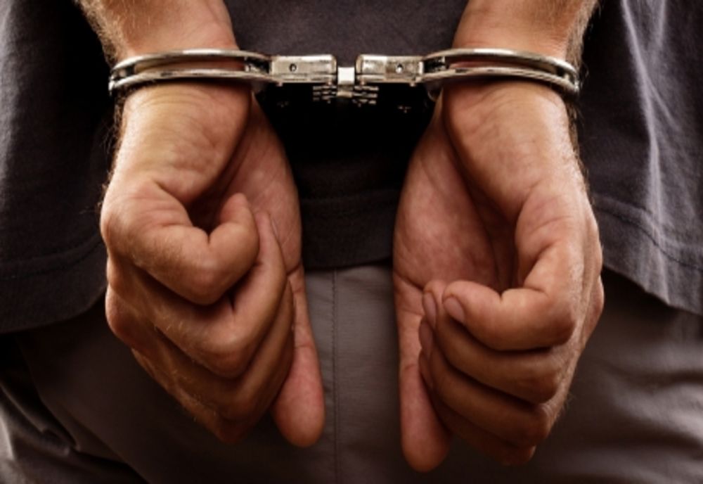 Un bărbat din Drânceni a ajuns în arest după ce a dat foc casei tatălui său vitreg