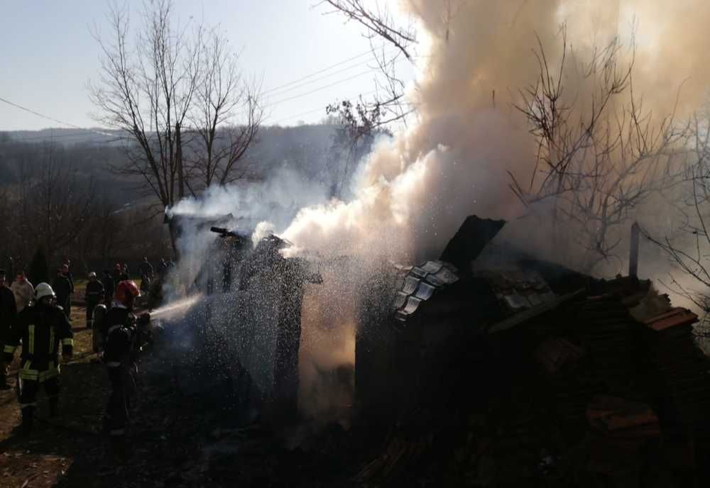 Casă mistuită de flăcări la Mircești din cauza unui cazan de făcut rachiu - VIDEO