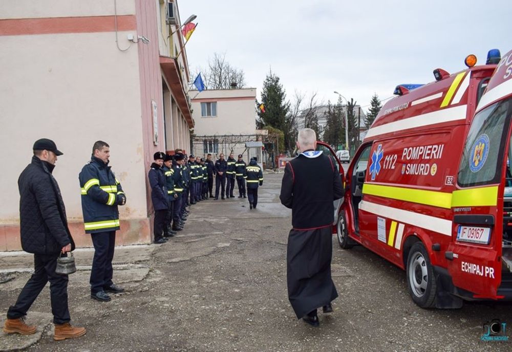 Moș Crăciun a venit mai târziu la pompierii bârlădeni, cu o autospecială SMURD, nouă!