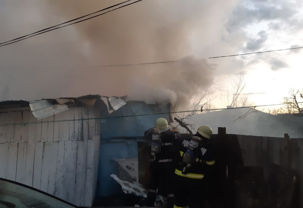 Vaslui: Magazii cuprinse de flăcări din cauza unui scurtcircuit