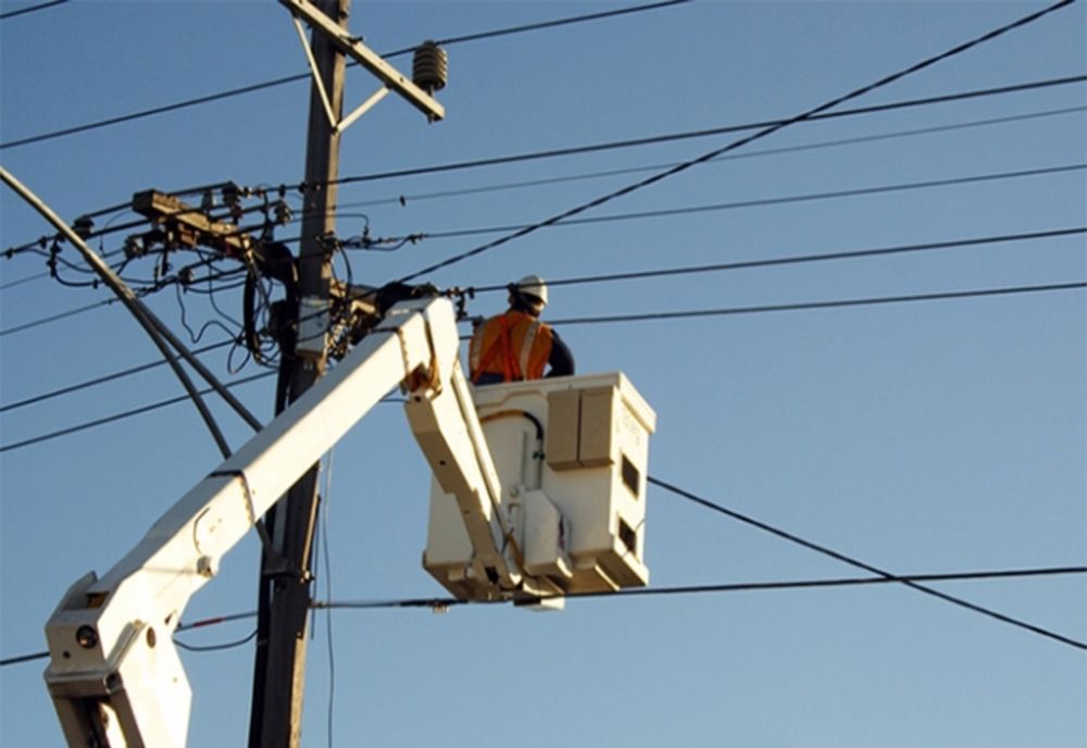 Vântul puternic a lăsat fără electricitate peste 900 de persoane! Trei localități afectate.