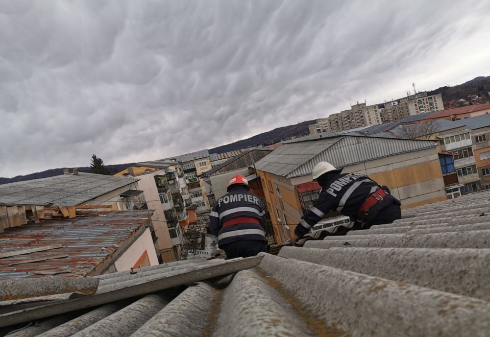 Codul protocaliu de vânt puternic a impus intervenţia promptă a pompierilor. Cele mai multe intervenții au fost în zona municipiului Bârlad.