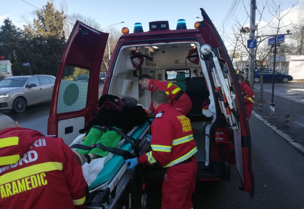 Femeie în vârstă de 72 de ani, căzută pe stradă, transportată la spitalul din Bârlad