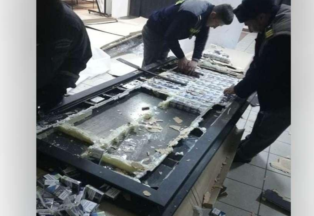 Ţigări de contrabandă, ascunse în uşi metalice, descoperite în Vama Albița