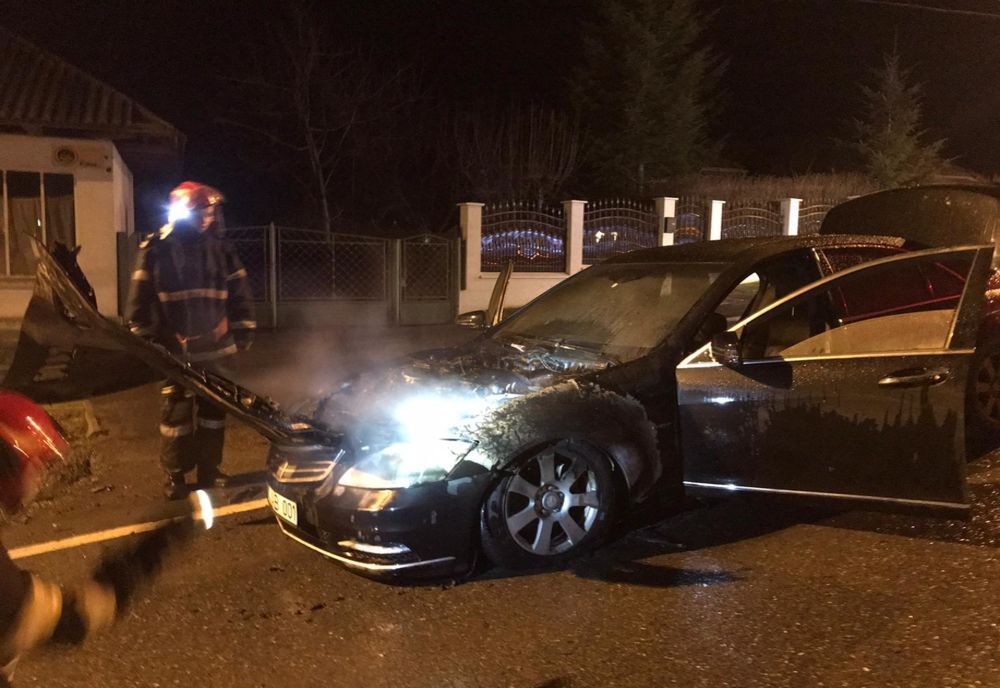Huși: un autoturism a luat foc în trafic - FOTO
