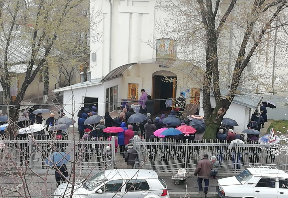 Bârlad: Zeci de oameni împărtășiți cu aceeași linguriță - VIDEO