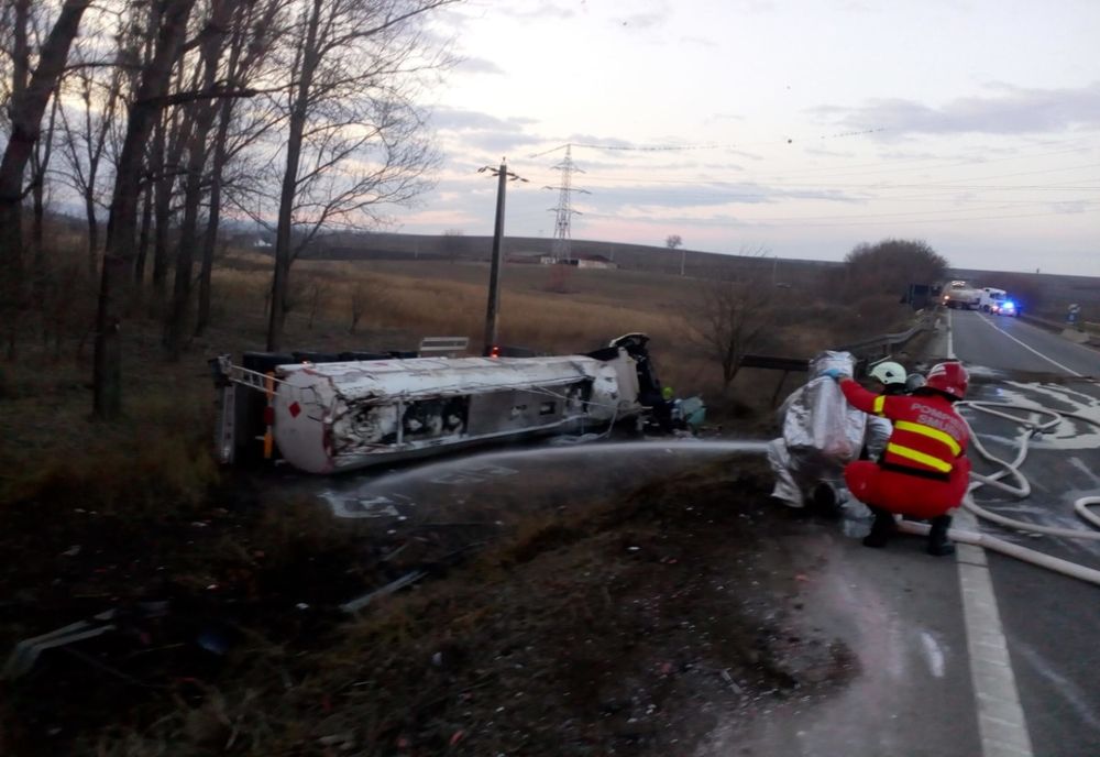 Cisternă plină cu benzină răsturnată la ieșirea din Huși - FOTO&amp;VIDEO