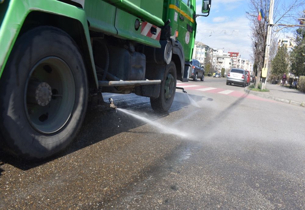 Începe și dezinfecția trotuarelor intens circulate din Bârlad