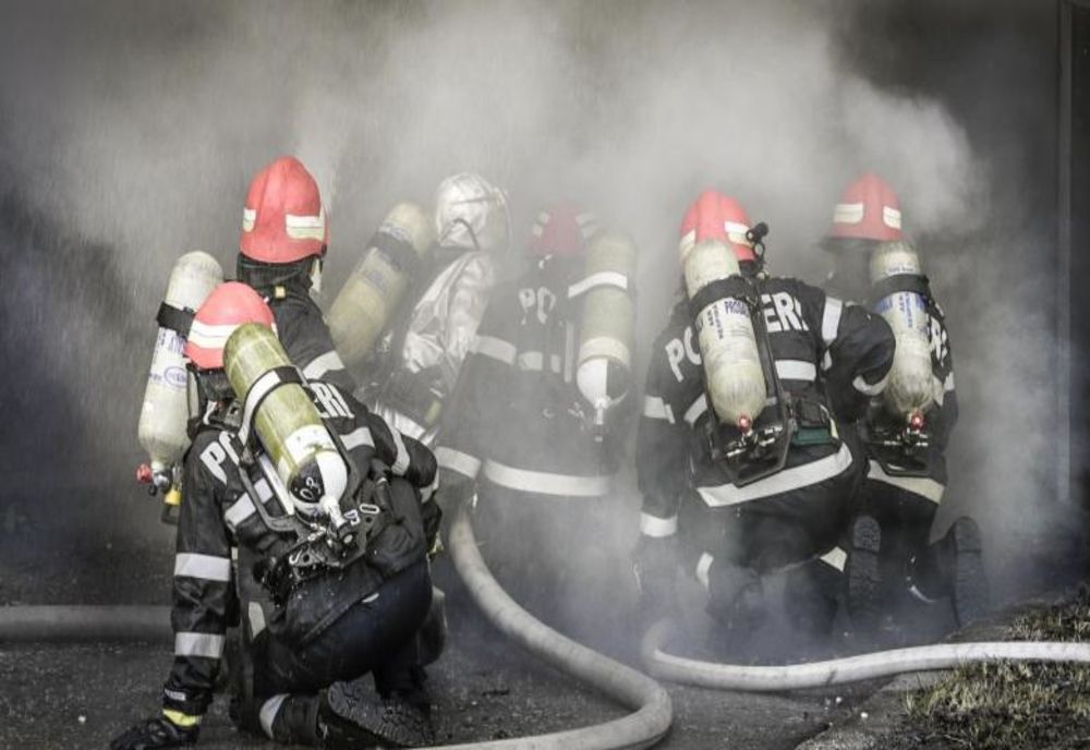 Șase pompieri din Vaslui băgați în carantină după ce au intervenit la un incendiu produs la locuința unei persoane aflate în izolare
