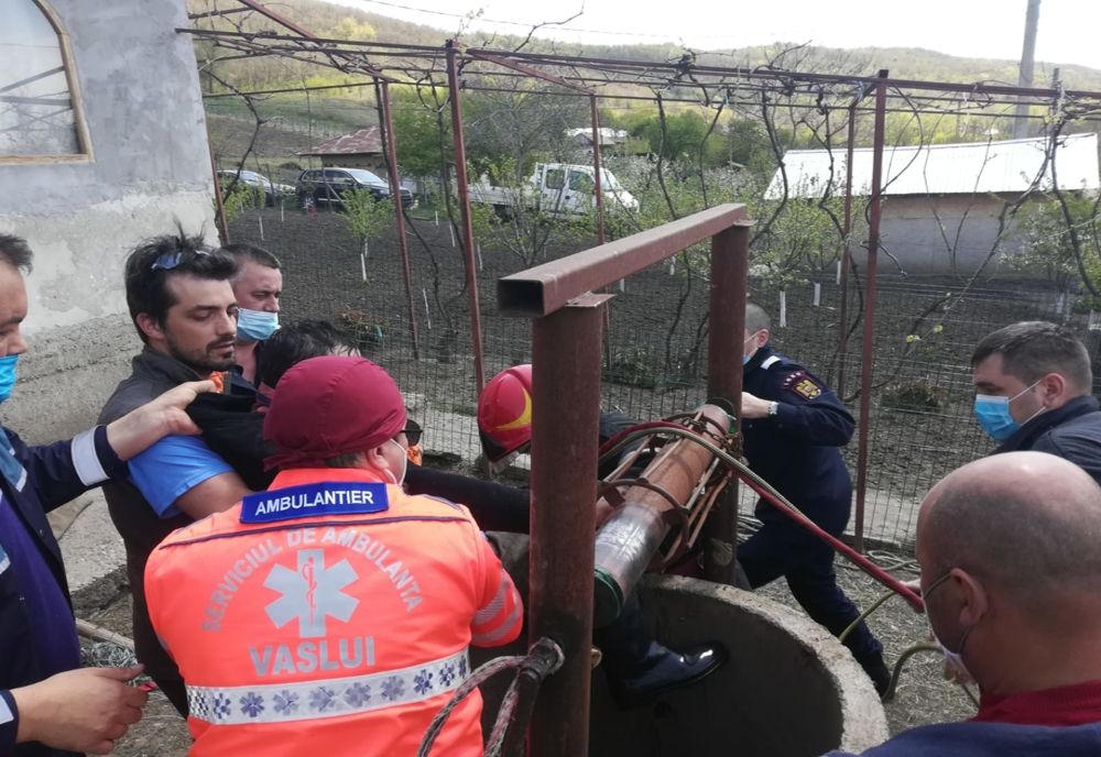 Un bărbat din Bogdănița, salvat de pompieri dintr-o fântână!