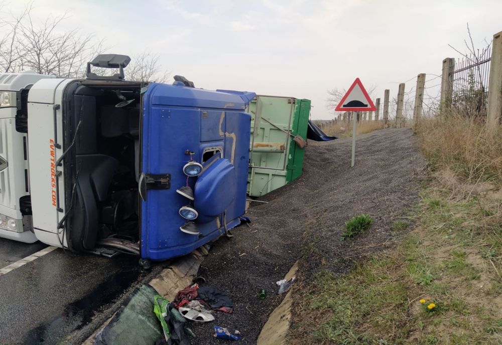 TIR cu floarea soarelui răsturnat lângă Huși - FOTO