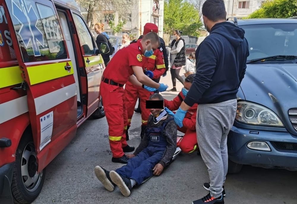 SALVATOR în timpul liber: un pompier din Bârlad a intervenit pentru a ajuta un bărbat căzut în stradă!