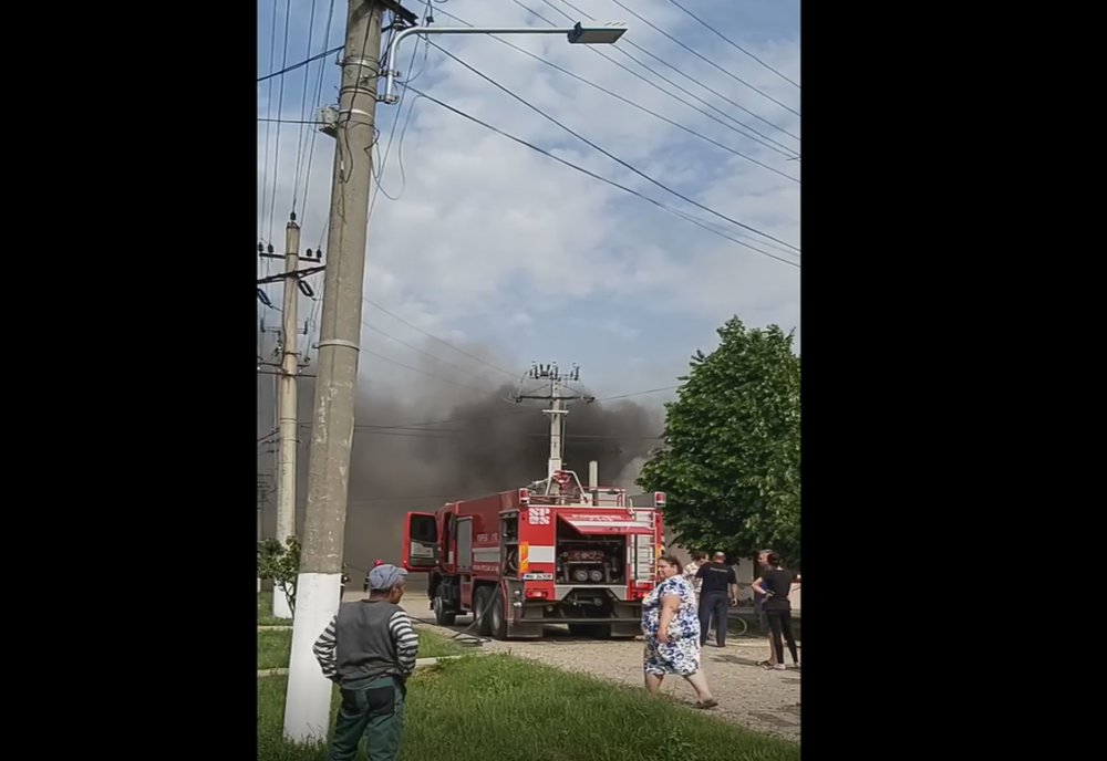 VIDEO - Incendiu la un spațiu comercial din Zorleni