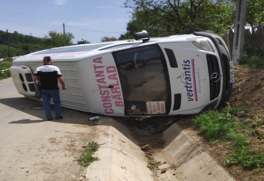 Microbuz cu 7 persoane răsturnat în localitatea Morăreni - VIDEO
