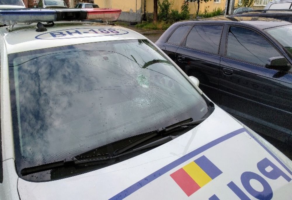 Un bărbat din Bârlad a creat o diversiune pentru a putea sparge parbrizele a 5 autospeciale de poliție