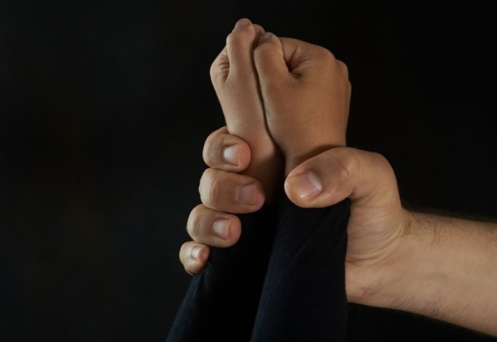 Bărbat din Sălceni arestat după ce și-a bătut soția și fiica cu o curea!