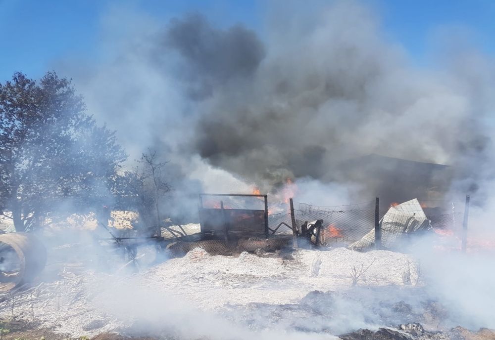 Incendiu la un depozit de furaje din Trestiana - FOTO