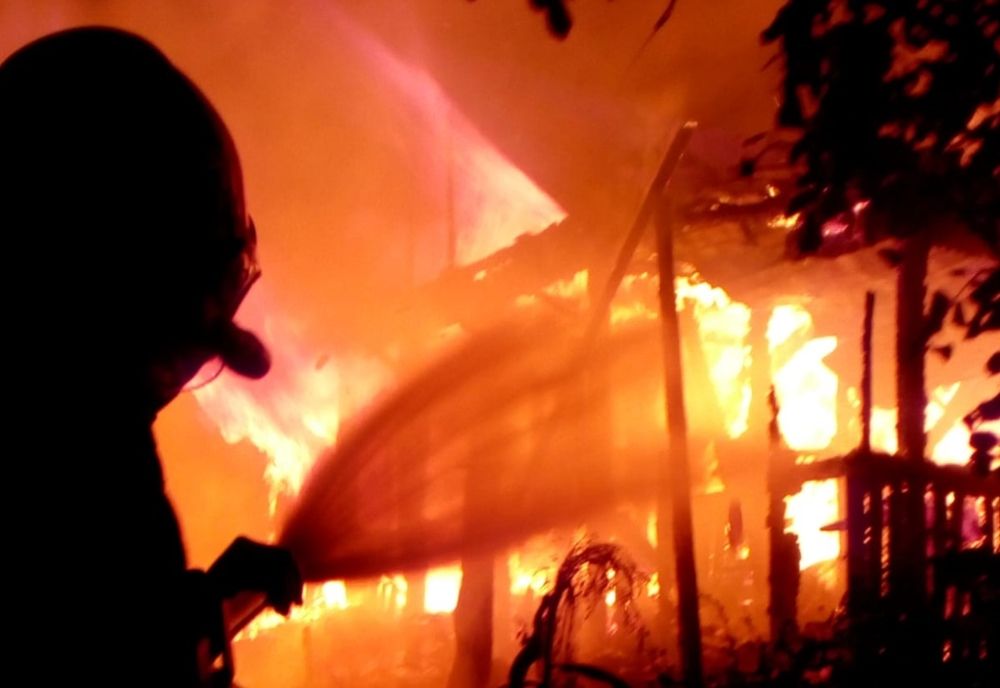 Și-a dat foc la casă din cauza unui ordin de evacuare!