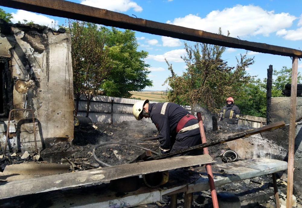 Bucătărie de vară făcută scrum de flăcări în comuna Lipovăț