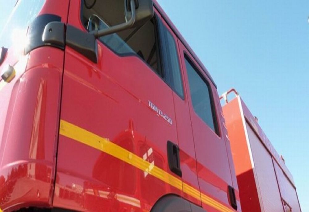 Un autotren încărcat cu 10 tone de paie a ars ca o torță în localitatea Banca