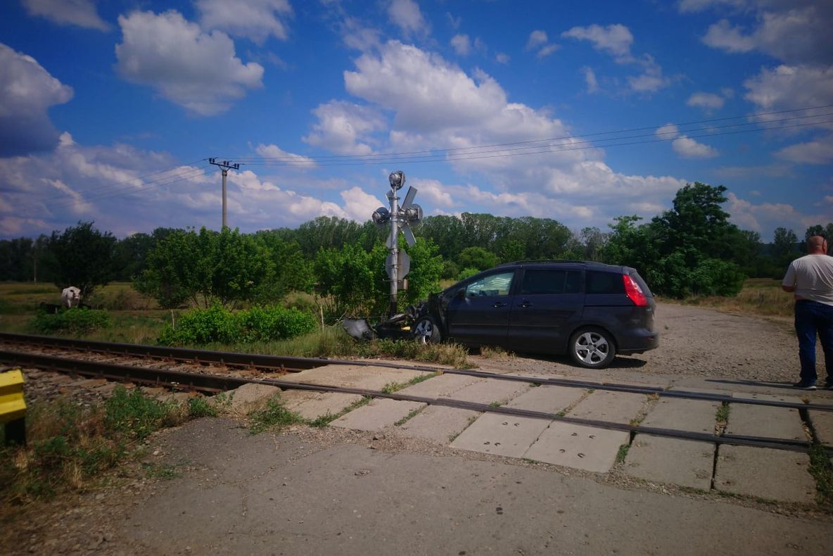 Mașină lovită de un tren la intrarea în Bârlad dinspre Tecuci!