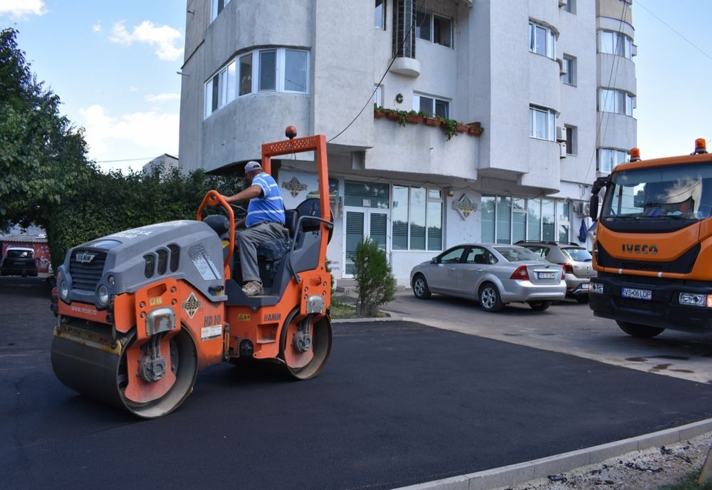 Lucrările de pe străzile Bârladului continuă