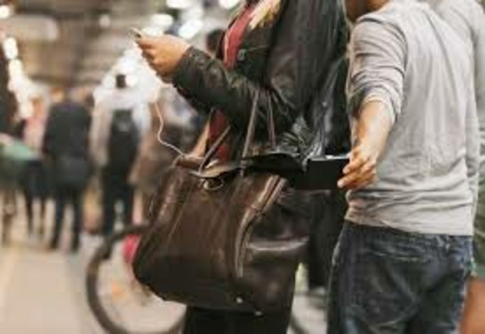 Atenție la genți și buzunare!