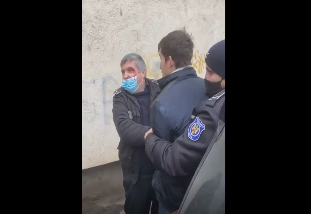 IMAGINI ȘOCANTE. Polițiști bătuți în timp ce încercau să rețină un bărbat care nu purta mască