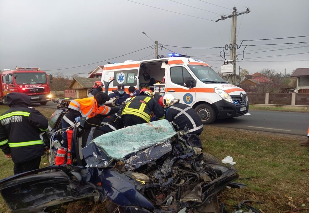 Tragedie pe o șosea din Vaslui. O persoană a murit, alte două au ajuns la spital (FOTO/VIDEO)