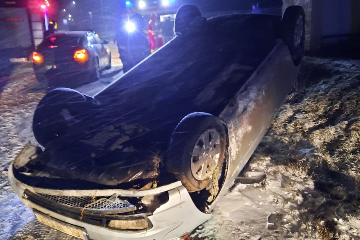 Autoturism cu două persoane răsturnat în șanț la Oltenești