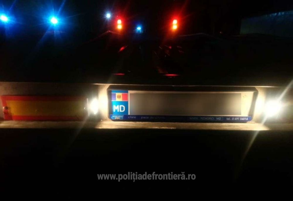 Conducea un ansamblu rutier, fără să aibă acest drept