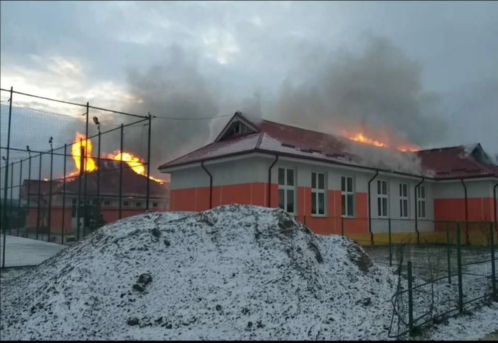 ULTIMĂ ORĂ: incendiu la o școală în județul Vaslui (FOTO)