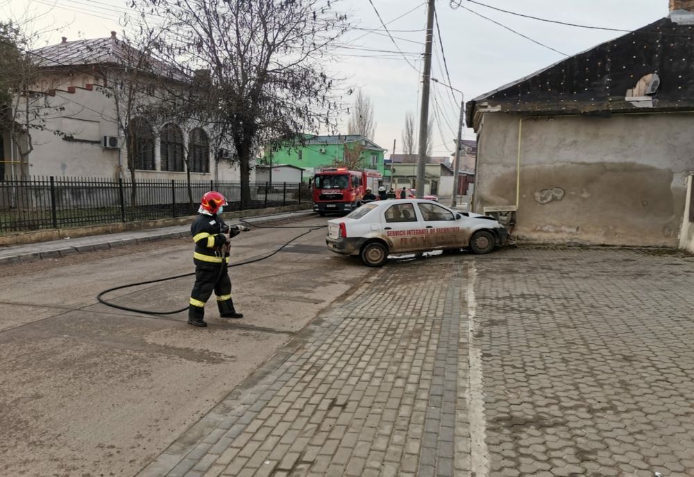S-a oprit cu mașina într-o țeavă de gaz