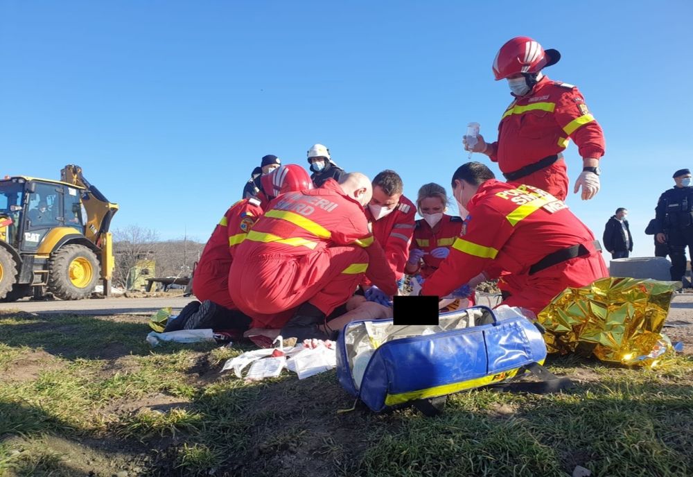 Bărbat decedat după ce peste el s-a prăbușit un mal de pământ - FOTO
