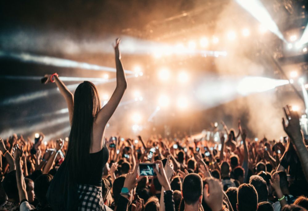 Românii vaccinați ar putea scăpa de restricții la restaurante, evenimente culturale și sportive, pe baza adeverinței verzi europene