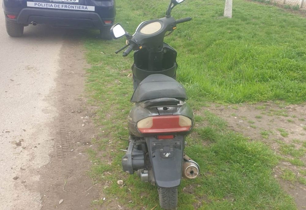 Moped neînmatriculat, depistat de polițiștii de frontieră în trafic