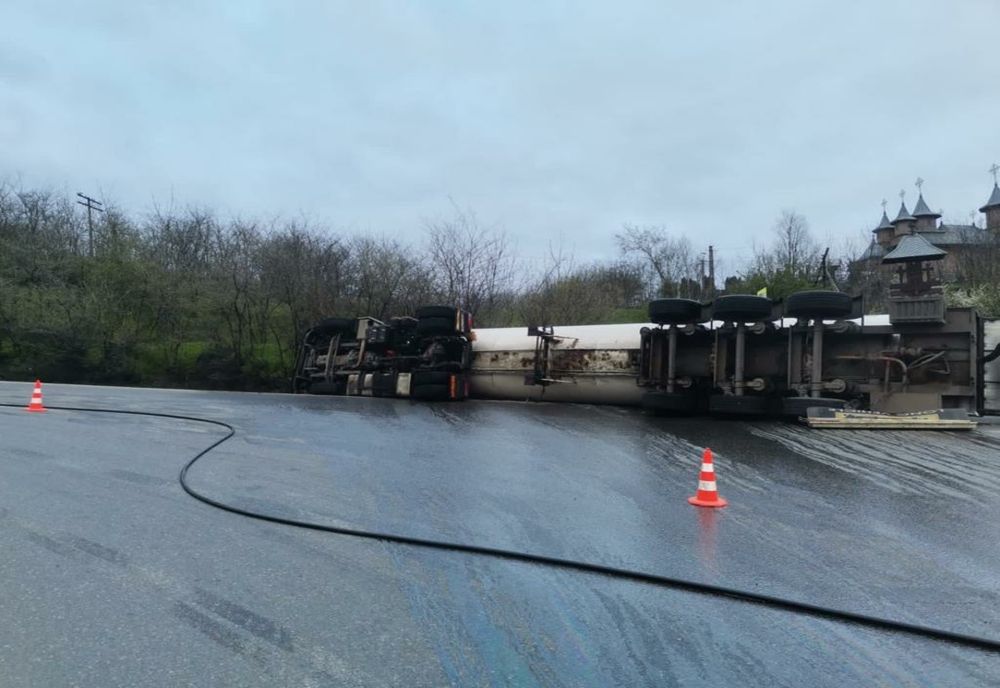 Cisternă răsturnată la intrarea în Huși - FOTO