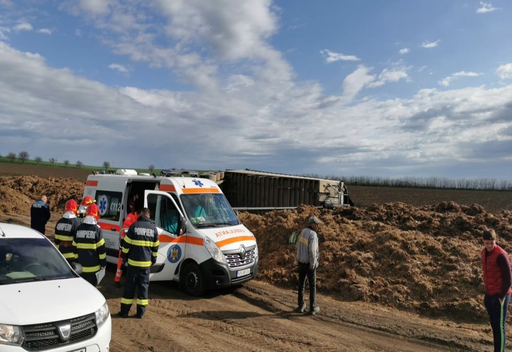 Accident de muncă: Bărbat, în stare gravă după ce o remorcă s-a răsturnat peste el